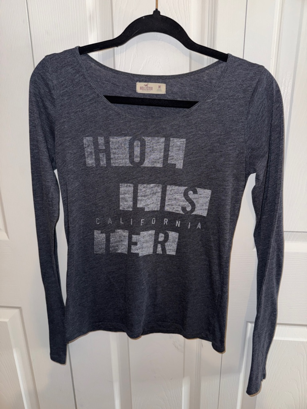 Hollister Heather Charcoal Graphic Long Sleeve Tee, size M (CL)